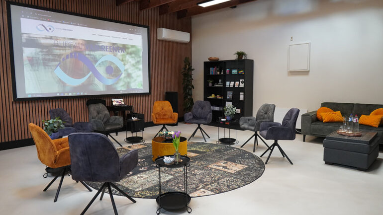 Studio van Reenen, groot beamer scherm voor presentaties en trainingen Bureau van Reenen trainingen en filmproducties.