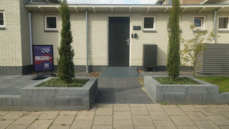 Studio van Reenen, hoofdingang Bureau van Reenen trainingen en filmproducties.