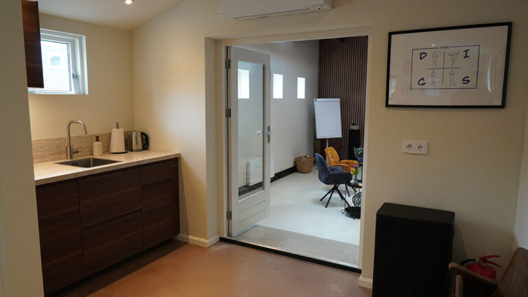 Studio van Reenen, keuken Bureau van Reenen trainingen en filmproducties.